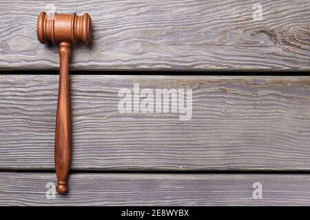 Juge Gavel sur le bureau. Banque D'Images