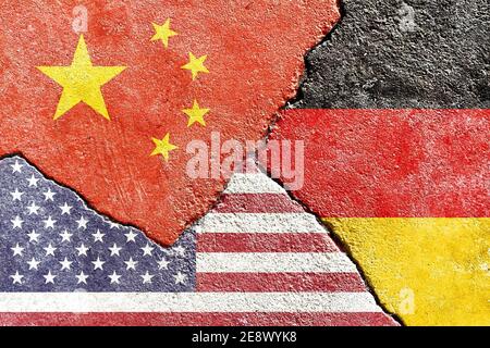 Gros plan des drapeaux des États-Unis, de la Chine et de l'Allemagne sur fond de mur abîmé et fissuré Banque D'Images