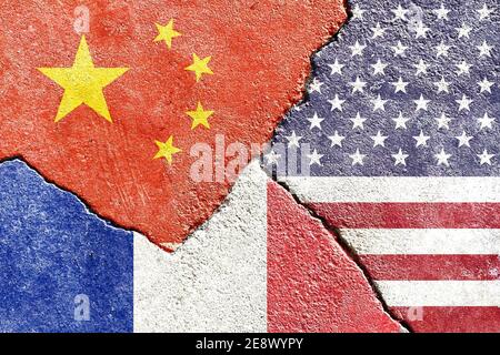 Gros plan des drapeaux des États-Unis, de la Chine et de la France sur fond de mur abîmé et fissuré Banque D'Images