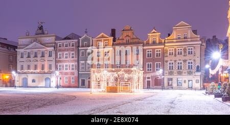 Vue panoramique avec maisons de marchands et fontaine décorée sur la place du Vieux marché dans la vieille ville le soir de Noël, Poznan, Pologne Banque D'Images