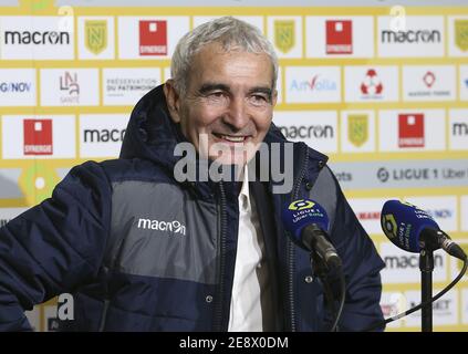 L'entraîneur du FC Nantes Raymond Domenech répond aux médias Lors de la conférence de presse post-match suivant le championnat français / LM Banque D'Images