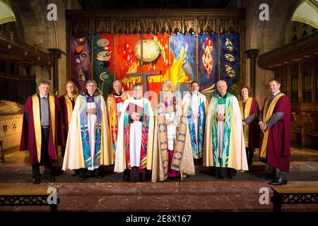 L'évêque de Chichester, le Dr Martin Warner à droite, remet sa charge au doyen de Chichester, au très Revd Stephen Waine, et au Chapitre de Banque D'Images