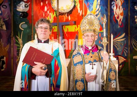 L'évêque de Chichester, le Dr Martin Warner à droite, remet sa charge au doyen de Chichester, au très Revd Stephen Waine, et au Chapitre de Banque D'Images