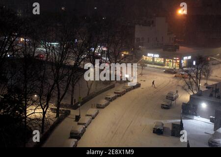 New York, New York, États-Unis. 1er janvier 2021. La neige tombe dans la section Chelsea de Manhattan lundi matin, aux premières heures, alors qu'une importante tempête de neige a blanchi la région de New York aujourd'hui. Il est prévu que la ville pourrait obtenir jusqu'à deux pieds de neige avant la tempête subsides: Adam Stoltman / Alamy Live News Banque D'Images