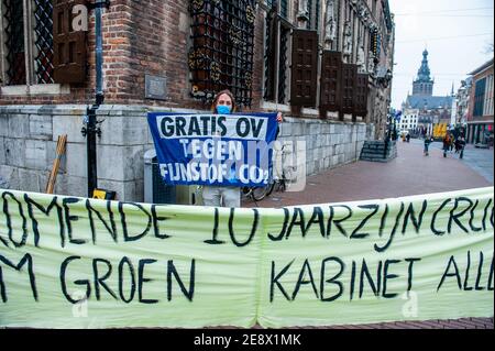 Nimègue, pays-Bas. 1er février 2021. Une grande bannière vue pendant l'alarme aérienne.partout aux pays-Bas, les sirènes d'avertissement public sont testées à exactement 12.00 heures le premier lundi de chaque mois. Lors de l'alarme aérienne, devant le conseil municipal, une action de « dé-in » a été menée par XR Nederland pour souligner qu'une crise climatique n'est pas un exercice, mais une véritable urgence. Avec cette récréation d'une situation d'urgence, la rébellion de l'extinction voulait attirer l'attention sur la crise écologique. Crédit : SOPA Images Limited/Alamy Live News Banque D'Images