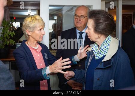 HRH la princesse royale photographiée parlant à Lady Pippa Blake (à gauche) lors de sa visite au club de voile d'Emsworth. La visite a été organisée pour marquer clubÕs ce Banque D'Images