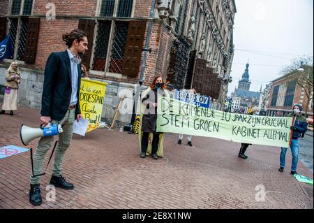 Nimègue, pays-Bas. 1er février 2021. Les militants XR tiennent une bannière exprimant leur opinion lors de l'alarme aérienne.partout aux pays-Bas, les sirènes d'avertissement public sont testées à exactement 12.00 heures le premier lundi de chaque mois. Lors de l'alarme aérienne, devant le conseil municipal, une action de « dé-in » a été menée par XR Nederland pour souligner qu'une crise climatique n'est pas un exercice, mais une véritable urgence. Avec cette récréation d'une situation d'urgence, la rébellion de l'extinction voulait attirer l'attention sur la crise écologique. Crédit : SOPA Images Limited/Alamy Live News Banque D'Images