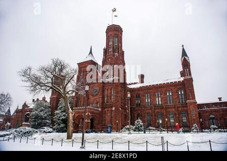 Le Smithsonian institution Building, également connu sous le nom de château, pendant une journée enneigée à Washington, D.C. Banque D'Images