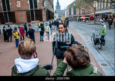 Nimègue, pays-Bas. 1er février 2021. Un activiste XR est interviewé pendant l'alarme aérienne.partout aux pays-Bas, les sirènes d'avertissement public sont testées à exactement 12.00 heures le premier lundi de chaque mois. Lors de l'alarme aérienne, devant le conseil municipal, une action de « dé-in » a été menée par XR Nederland pour souligner qu'une crise climatique n'est pas un exercice, mais une véritable urgence. Avec cette récréation d'une situation d'urgence, la rébellion de l'extinction voulait attirer l'attention sur la crise écologique. Crédit : SOPA Images Limited/Alamy Live News Banque D'Images