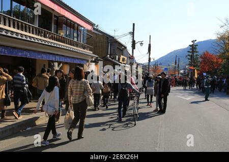 KYOTO;JAPON, NOVEMBRE 11: Touristes non identifiés visitent à kyot .le 11 novembre 2014..Higashiyama est l'un des onze quartiers de la ville de Kyoto Banque D'Images