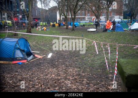 Proteste à Euston Square, Londres, au sujet de la proposition d'abattage d'arbres dans le cadre de la construction de la liaison ferroviaire à grande vitesse HS2. Les manifestants se sont également mis en tunnel Banque D'Images