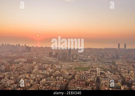 Tir de drone aérien de soleil levant sur la plage de la ville de Barcelone Banque D'Images