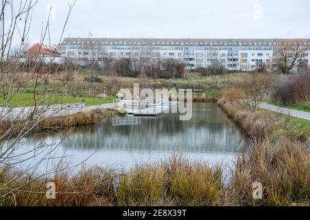 Le magnifique port couvert de neige dans le quartier Neulindenau de Leipzig en hiver, avec des sentiers glacés et de la rivière. Banque D'Images