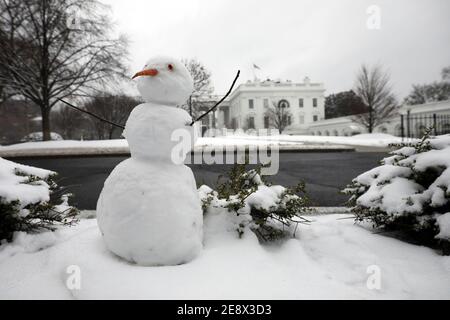 Washington, États-Unis. 1er février 2021. Un bonhomme de neige est vu sur le terrain de la Maison Blanche à Washington, DC, le lundi 1er février 2020. Une tempête de neige majeure touche la partie est des États-Unis, qui dégringale quelques centimètres de neige et de pluie verglaçante dans la capitale du pays. Photo de Yuri Gripas crédit: UPI/Alay Live News Banque D'Images