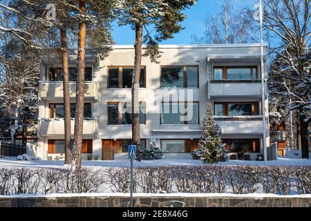Immeuble résidentiel près de la baie de Laajalahti dans le quartier Munkkivuori d'Helsinki, en Finlande Banque D'Images