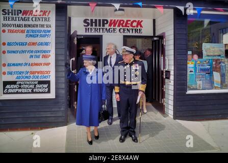 La reine Elizabeth II quitte le Shipwreck Heritage Centre / Shipwreck Museum lors d'une visite de la vieille ville de Hastings, East Sussex, Angleterre, Royaume-Uni. 6 juin 1997 Banque D'Images