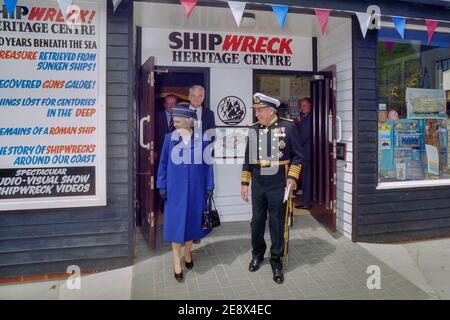 La reine Elizabeth II quitte le Shipwreck Heritage Centre / Shipwreck Museum lors d'une visite de la vieille ville de Hastings, East Sussex, Angleterre, Royaume-Uni. 6 juin 1997 Banque D'Images