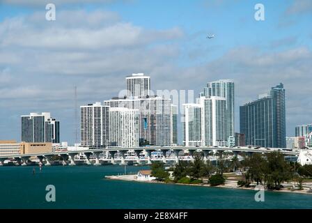 L'avion survolant le centre-ville de Miami s'attelle à la terre (Floride). Banque D'Images