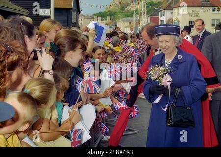 Une visite souriante de la reine Elizabeth II dans la vieille ville de Hastings, East Sussex, Angleterre, Royaume-Uni. 6 juin 1997 Banque D'Images