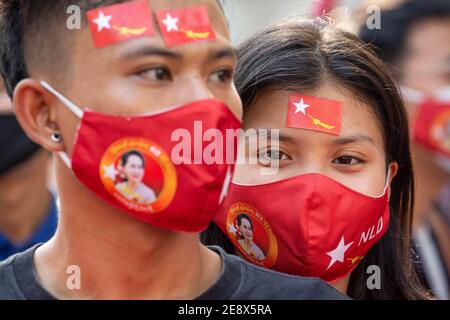 Bangkok, Thaïlande. 1er février 2021. Des manifestants portant des masques faciaux de la NLD lors d'une manifestation devant l'ambassade du Myanmar à Bangkok. Les manifestants birmans se sont rassemblés devant l'ambassade du Myanmar à Bangkok le jour où l'armée du Myanmar a détenu le conseiller d'État du Myanmar Aung San Suu Kyi et a déclaré l'état d'urgence tout en prenant le pouvoir dans le pays pendant un an après avoir perdu les élections contre la Ligue nationale pour Démocratie (NLD). Crédit : SOPA Images Limited/Alamy Live News Banque D'Images