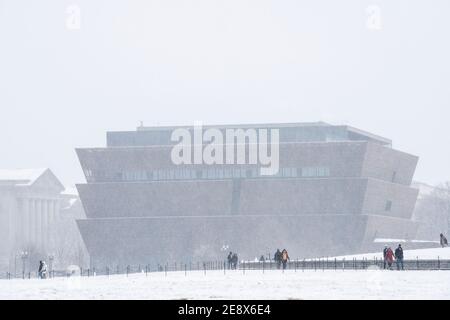 Vue extérieure du Smithsonian National Museum of African American History and Culture (NMAAHC) lors d'une chute de neige à Washington Banque D'Images