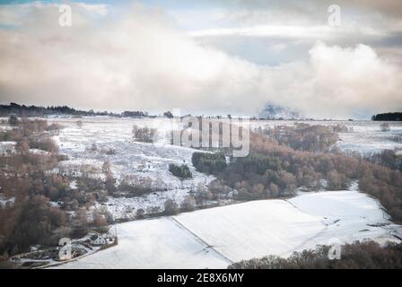 Vue sur la forêt de Blamacaan vers notre maison à Clunemore. Banque D'Images