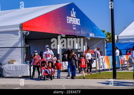 Personnes sortant du point de contrôle de sécurité à l'expérience NFL - Super Bowl LV (55) Tampa, Floride - Super Bowl LV (55) Tampa, Floride