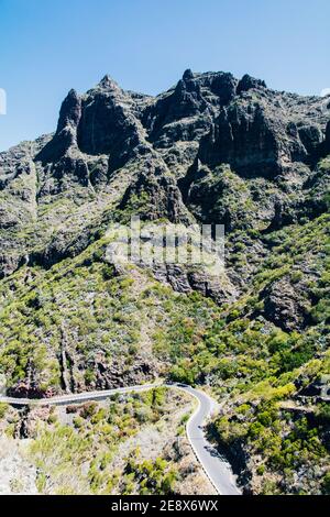 Plan vertical de falaises rocheuses à Tenerife par l'Atlantique Océan à Masca Banque D'Images