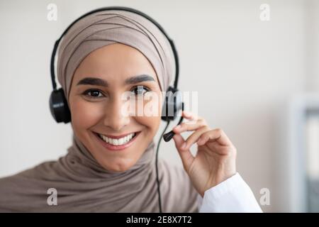 Portrait en gros plan d'une femme médecin gaie avec casque Banque D'Images