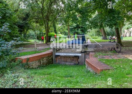 Une promenade à travers le mémorial des bateaux du canal Jubilee Queen dans une partie de l'écluse de Calne sur le canal de Calne dans le parc de Castlefields, Calne, Wiltshire, Royaume-Uni. Banque D'Images