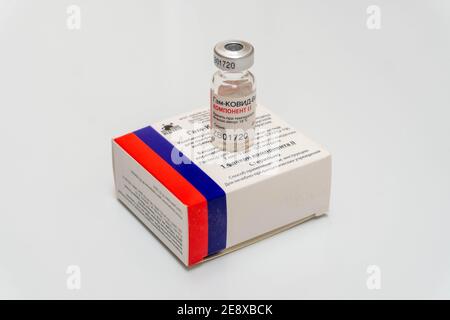 Argentine. 1er février 2021. Dans cette illustration, un flacon contenant le vaccin Spoutnik V vu sur une boîte. L'Argentine lance la deuxième phase de la campagne de vaccination contre le virus Covid-19, en appliquant le vaccin aux professionnels de la santé et aux travailleurs essentiels de tout le pays pour compléter la vaccination. Crédit : SOPA Images Limited/Alamy Live News Banque D'Images