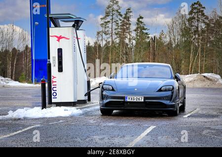 Porsche Taycan 4S charge de voiture électrique à Ionity. Paimio, Finlande 23 janvier 21. Lancée en 2020, Porsche Taycan est la première voiture entièrement électrique de Porsch Banque D'Images