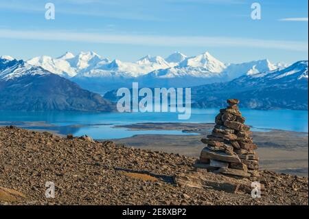 Vue panoramique sur la vallée avec des lacs turquoise avec des montagnes enneigées floues en arrière-plan dans le parc national de Los Glaciares, Patagonia, Argentine. Banque D'Images