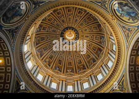 Dôme de la basilique Saint-Pierre au Vatican, Italie Banque D'Images