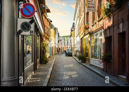 Vue générale du panneau de la galerie d'art art déco Antic au crépuscule dans la ville médiévale de Honfleur, France Banque D'Images