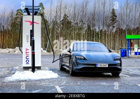 Porsche Taycan 4S charge de voiture électrique à Ionity. Paimio, Finlande 23 janvier 21. Lancée en 2020, Porsche Taycan est la première voiture entièrement électrique de Porsch Banque D'Images