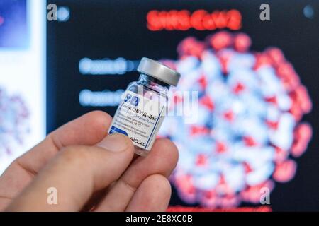 Argentine. 28 janvier 2021. Dans cette illustration, un flacon contenant la première dose du vaccin Spoutnik V visible sur un écran d'ordinateur avec une image du coronavirus.l'Argentine lance la deuxième phase de la campagne de vaccination contre le virus Covid-19, appliquer le vaccin aux soins de santé et aux travailleurs essentiels partout au pays pour compléter la vaccination. Crédit : Patricio Murphy/SOPA Images/ZUMA Wire/Alay Live News Banque D'Images