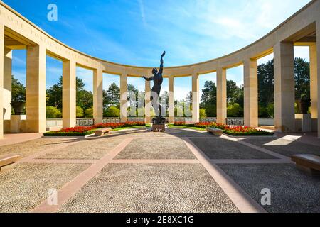 Vue sur la statue du Mémorial du Cimetière américain de Normandie à Colleville-sur-Mer, en France, en hommage aux soldats du jour J et aux troupes américaines. Banque D'Images