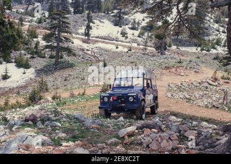 Arrêt de l'expédition extrême tout-terrain au sommet des montagnes enneigées du Taurus. Excursion dans les véhicules à transmission intégrale sur des routes de montagne enneigées.SUV de loisirs Banque D'Images