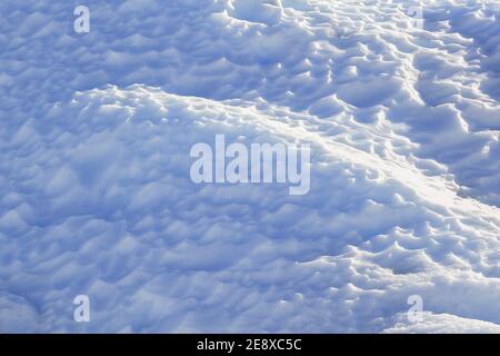 Surface rugueuse du glacier fondu Perito Moreno à la lumière du soleil.Diverses fissures creuses, modèles inégaux de glace de cavité et nuances dans la glace glaciaire pure et vierge Banque D'Images