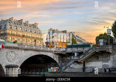 Crépuscule au Pont Saint-Michel pont comme les touristes à pied le long des berges de la Seine sur l'Ile de la Cité à Paris France. Banque D'Images