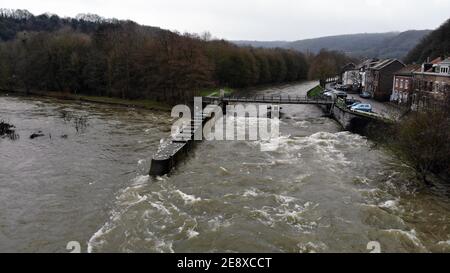 Illustration aérienne l'image d'un drone montre le niveau d'eau élevé de la rivière 'Ourthe', à Angleur, province de Liège, le lundi 01 février 2021. Pour Banque D'Images
