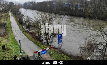 L'illustration aérienne d'un drone montre le niveau d'eau élevé de la rivière 'Ouran', à Tilff, province de Liège, le lundi 01 février 2021. Fol Banque D'Images
