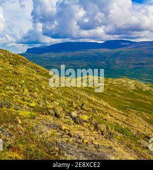 Superbe montagne de Besseggen et paysage de lac turquoise à Vågå Innlandet Jotunheimen Norvège. Banque D'Images