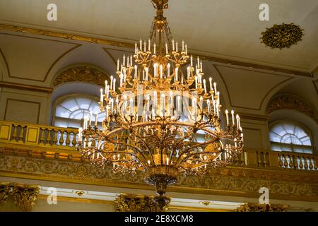 Un lustre orné est suspendu dans le musée de l'Ermitage à Saint-Pétersbourg, en Russie. Banque D'Images