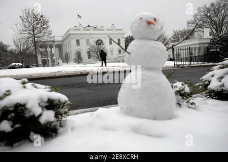 Washington, États-Unis d'Amérique. 1er février 2021. Un bonhomme de neige est vu sur le terrain de la Maison Blanche à Washington, DC, le 1er février 2020. Crédit: Yuri Gripas/Pool via CNP | usage dans le monde crédit: dpa/Alay Live News Banque D'Images