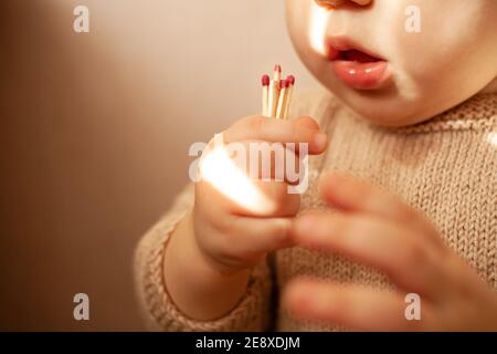 L'enfant joue avec Lucifer Match, danger dans la maison. Un petit enfant peut mettre un feu, les allumettes les enfants ne sont pas un jouet. Il est très dangereux de jouer au wi Banque D'Images