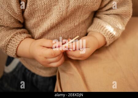 L'enfant joue avec Lucifer Match, danger dans la maison. Un petit enfant peut mettre un feu, les allumettes les enfants ne sont pas un jouet. Il est très dangereux de jouer au wi Banque D'Images