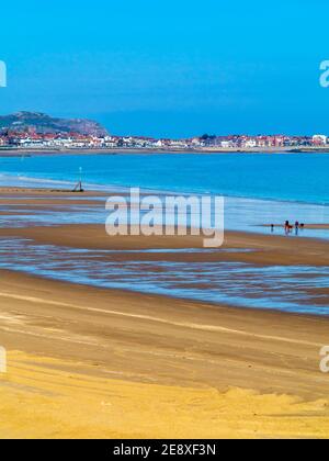 Vue sur la plage de sable à marée basse à Colwyn Bay une station balnéaire populaire dans Conwy Nord du pays de Galles au Royaume-Uni Banque D'Images