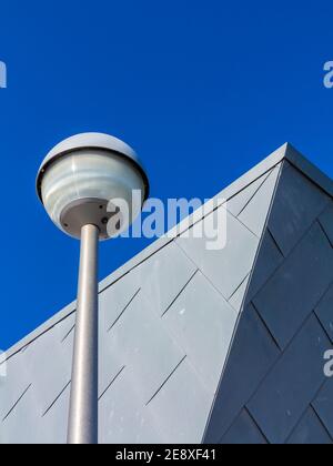 Station balnéaire moderne architecture à Eirias Porth un centre de sports nautiques à Colwyn Bay Conwy dans le Nord du Pays de Galles UK qui a ouvert ses portes en 2013 Banque D'Images